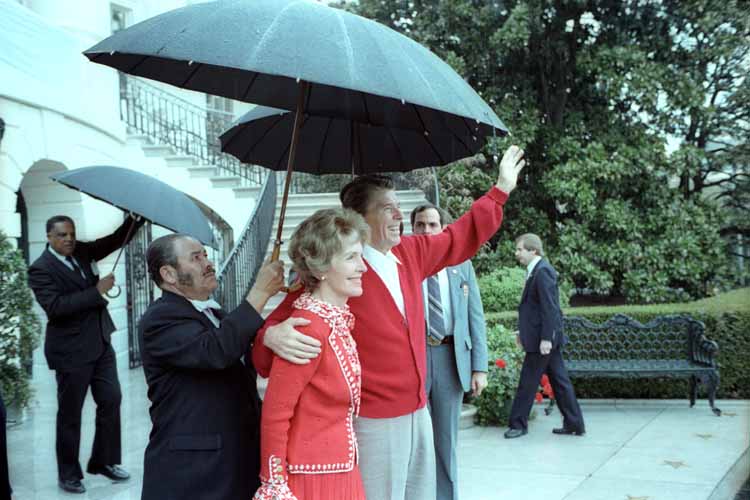 Reagans_wave_after_returning_from_WH_1981